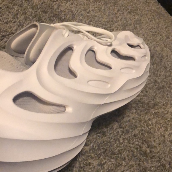 Adidas wavy shoes - Picture 2 of 4